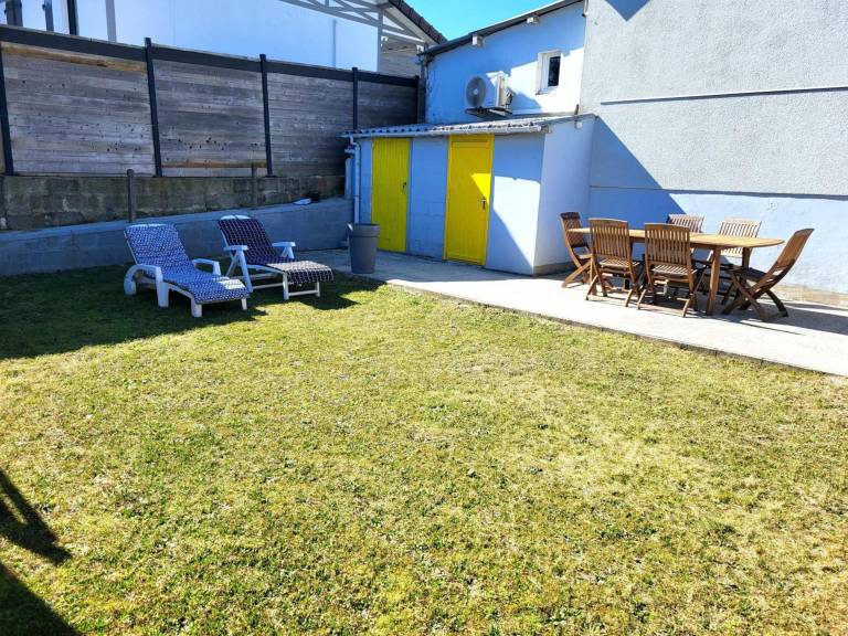 Vacation home with patio, BBQ & yard | Garden view — photo 4