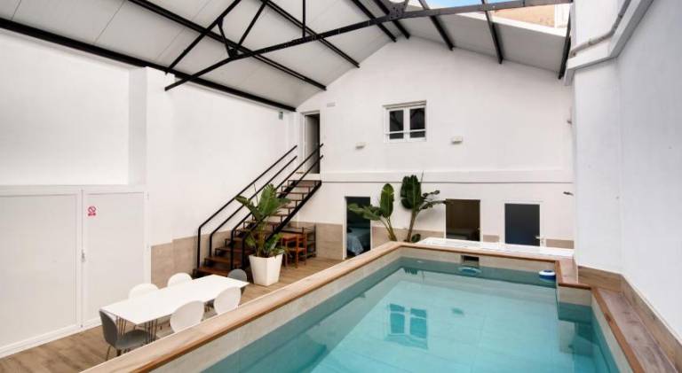 Vacation home with pool — photo 5
