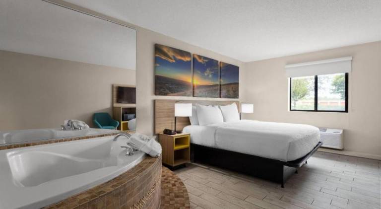 Days Inn and Suites by Wyndham Hammond IN — photo 3