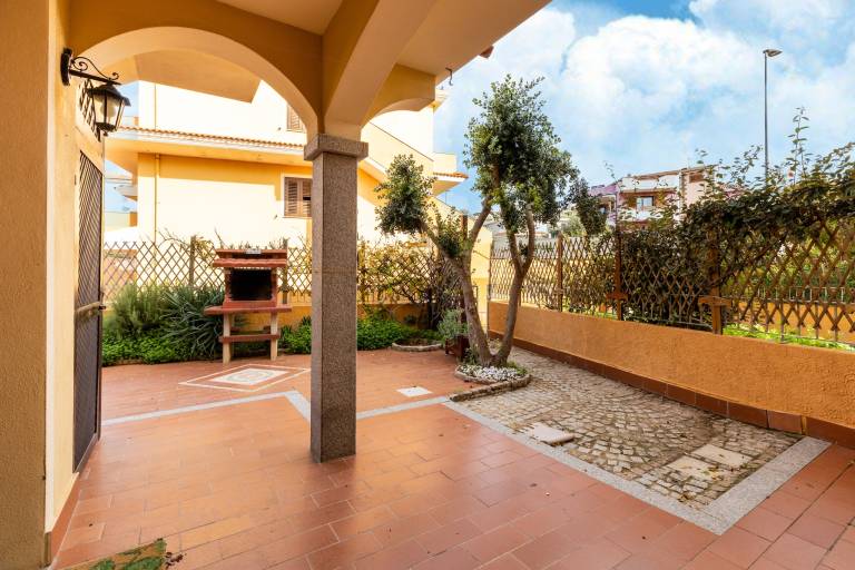 Holiday apartment with BBQ & yard — photo 3