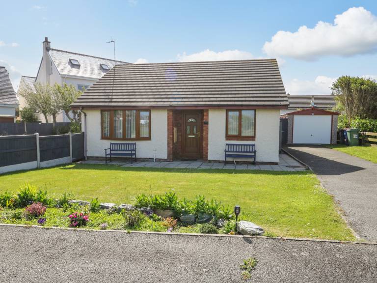 Cottage with jacuzzi & yard | Beach view in Holyhead