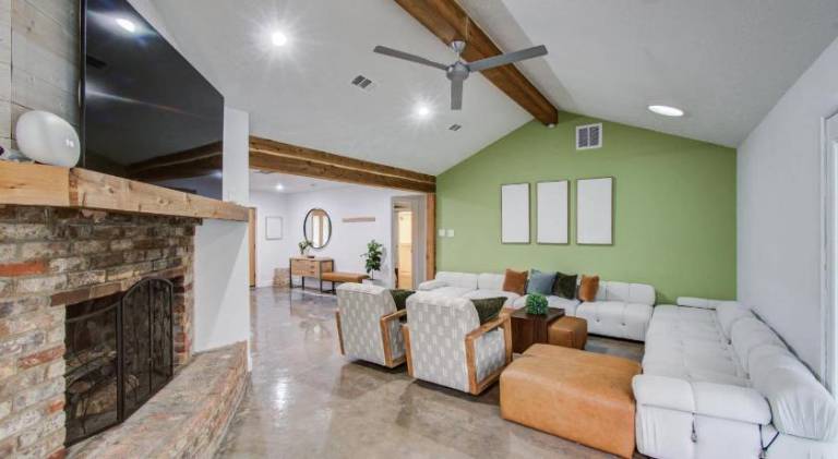 Vacation home with yard, private pool & grill — photo 2