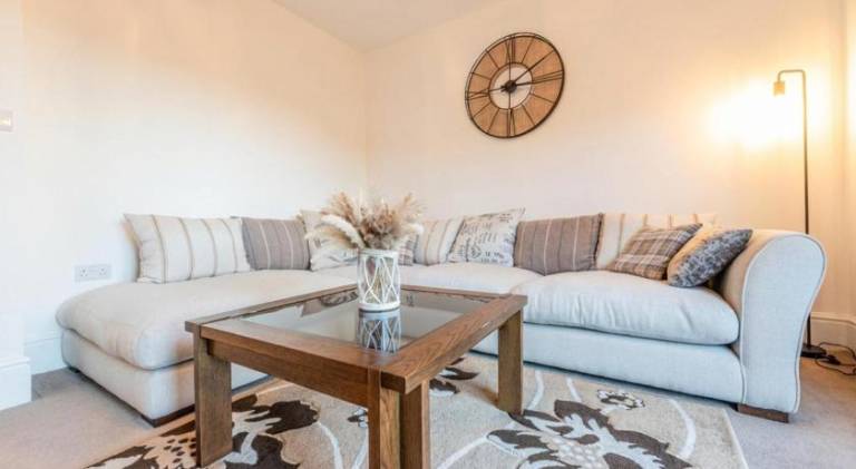 House with 4 rooms for 6 persons in Manchester