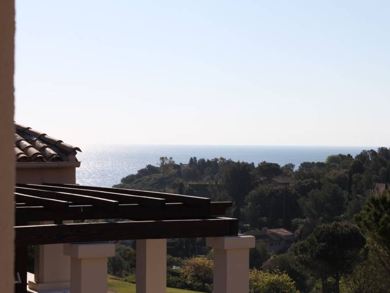 Rental apartment with yard, pool & terrace — photo 4