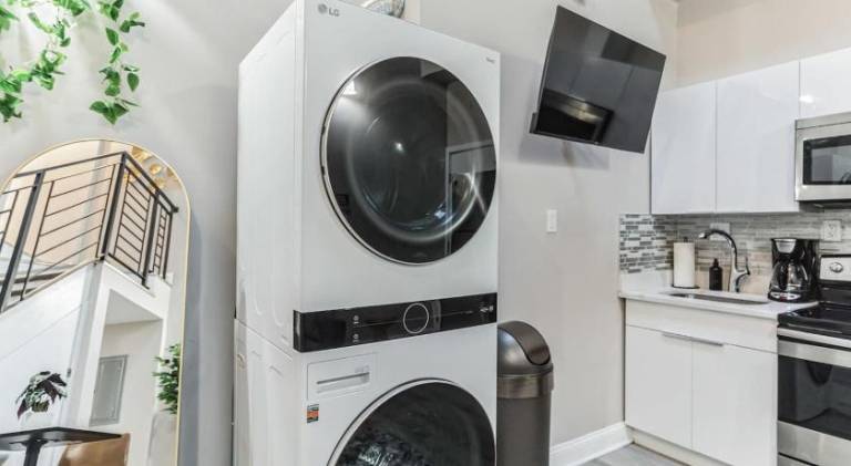 Large Bi-Level 2BR Loft in Old City that Sleeps 8 — photo 4