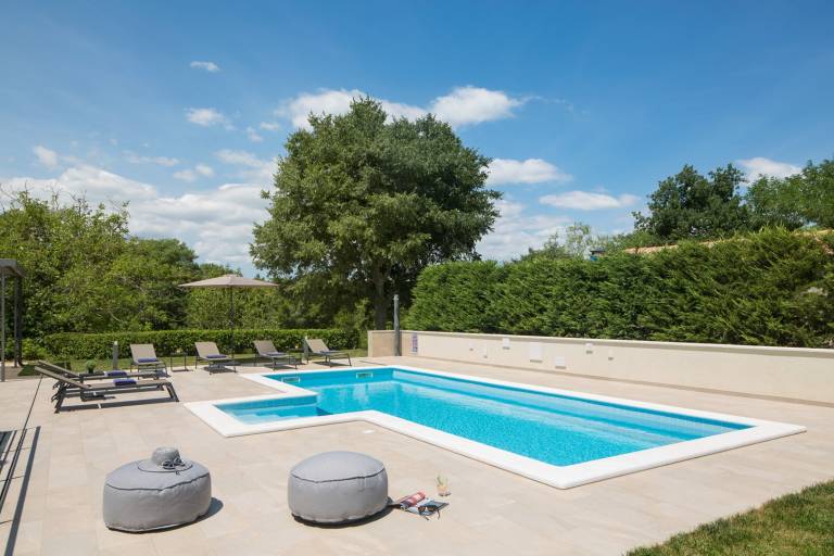 Villa with BBQ, patio & private pool — photo 4