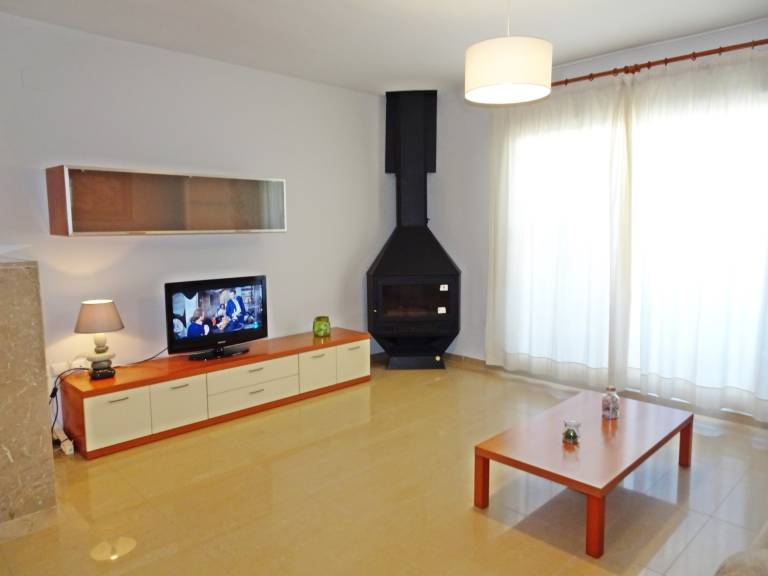 Vacation home with pool, yard & terrace | Beach nearby | Dogs allowed — photo 4