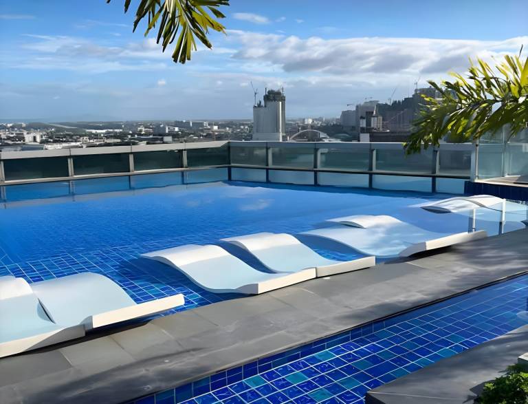 Classy 2.5BR with Pool and City Skyline View! — photo 3