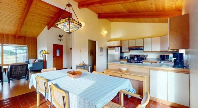 Vacation home with hot tub — photo 5