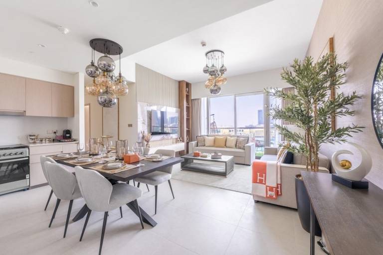 Child-friendly vacation home with terrace, jacuzzi & yard | Close to Burj Khalifa | Suitable for remote work | Dogs allowed — photo 4