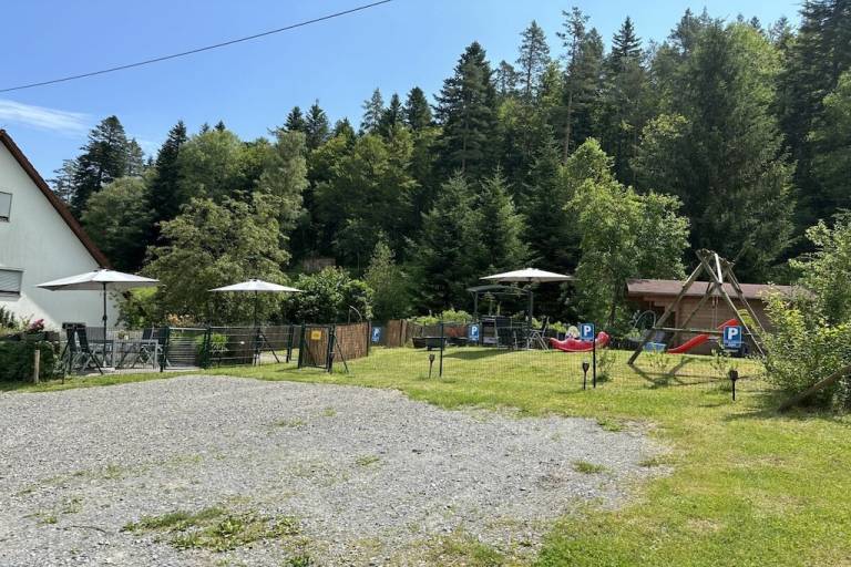 Vacation home with yard & barbecue — photo 3