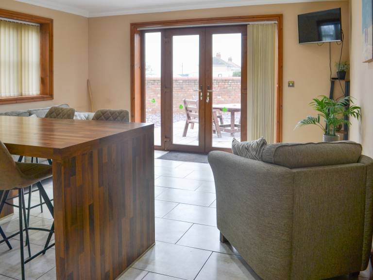 Family-oriented lovely cottage with hot tub & yard | River view | Pet-friendly — photo 4