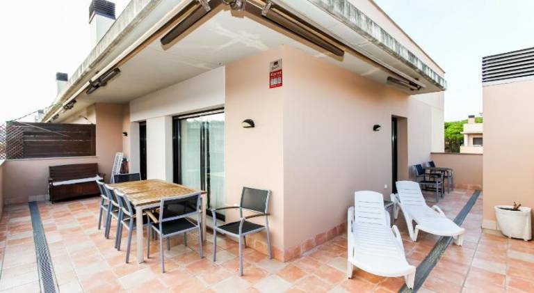 Apartment with private pool, yard & terrace — photo 4