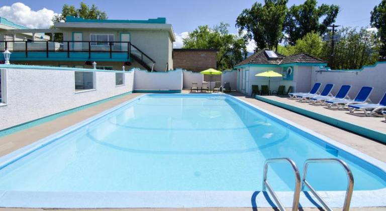 Tiki Shores Inn & Suites — photo 4