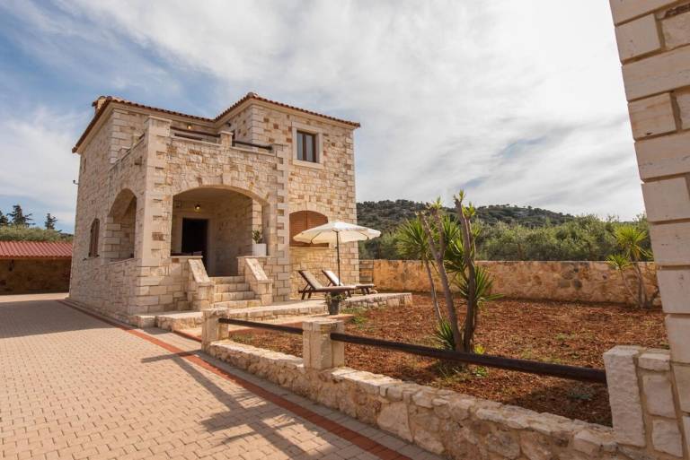 Villa with barbecue, yard & terrace in Hersonissos