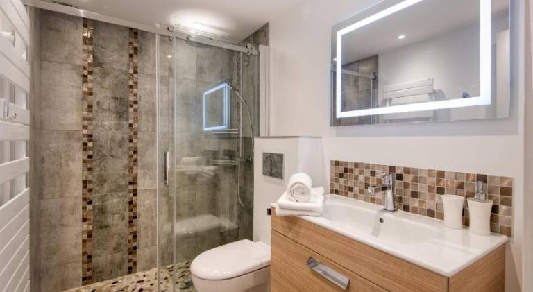 Vacation home with jacuzzi, terrace & yard | Suitable for remote work — photo 2