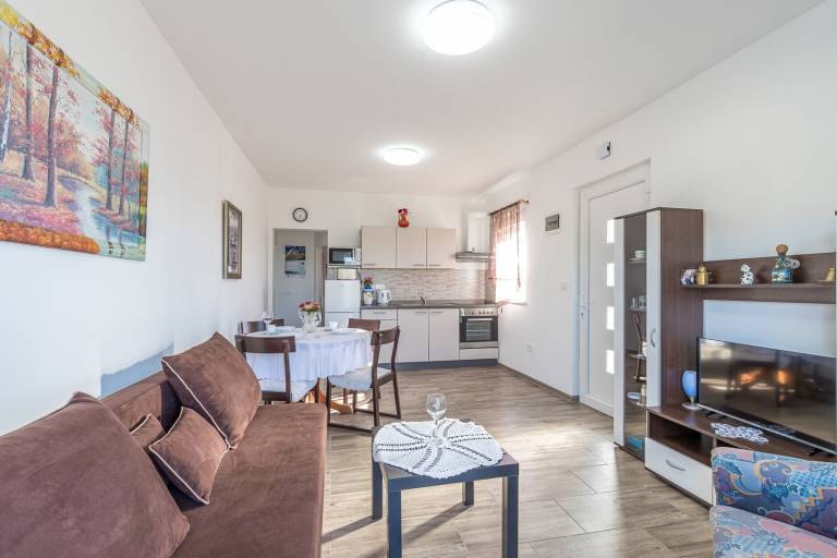 Holiday apartment with barbeque, garden & patio — photo 4