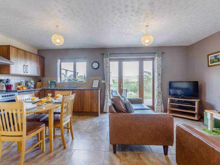 Fully equipped lovely house with yard | Pets allowed — photo 3