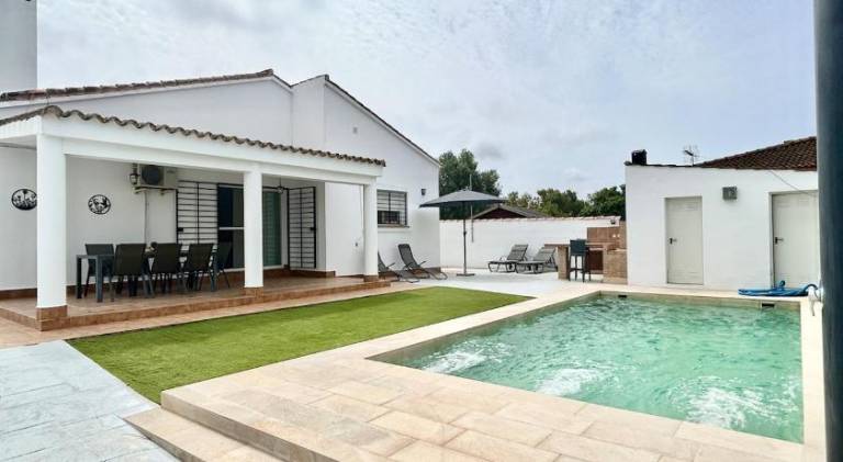 Vacation home with barbecue, private pool & garden in Chiclana de la Frontera