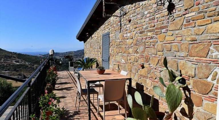 House with BBQ, garden & hot tub — photo 4