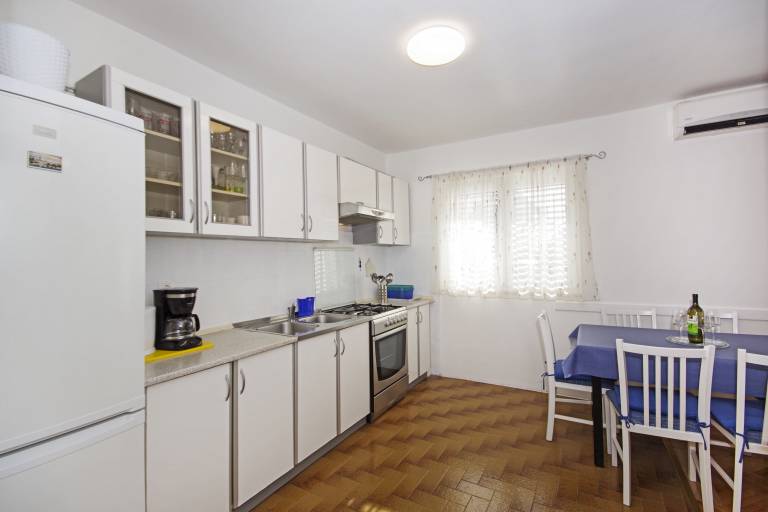 Holiday apartment with BBQ | Garden view — photo 2