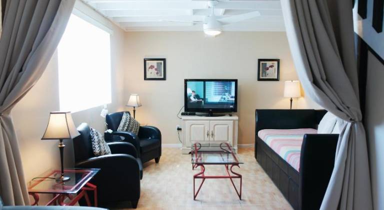 Vacation home with pool in Miami Beach, FL