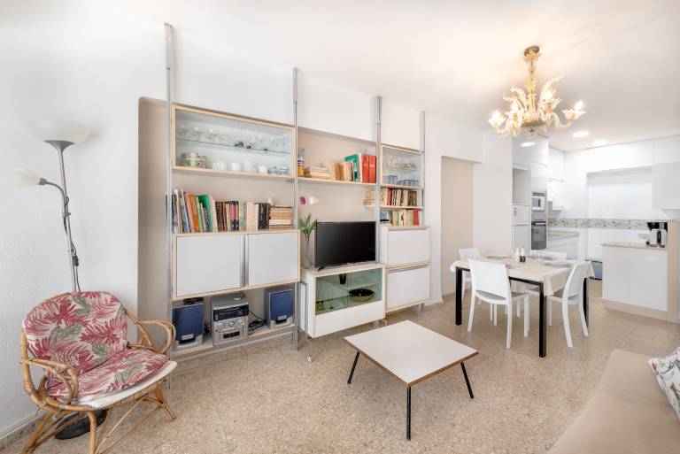 Apartment 'View of the sea Beach 50 meters' with Terrace, A/C & Wi-Fi — photo 3