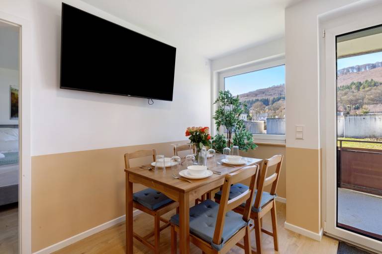 Deluxe Apartment in a Quiet Location with Balcony and Wi-Fi — photo 5