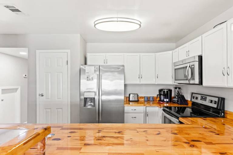 Family-friendly pleasant vacation home with yard | Next to the beach | Pets allowed — photo 4