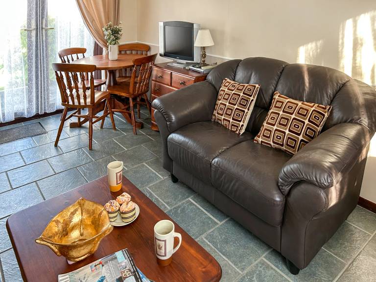 Cottage with pool — photo 4