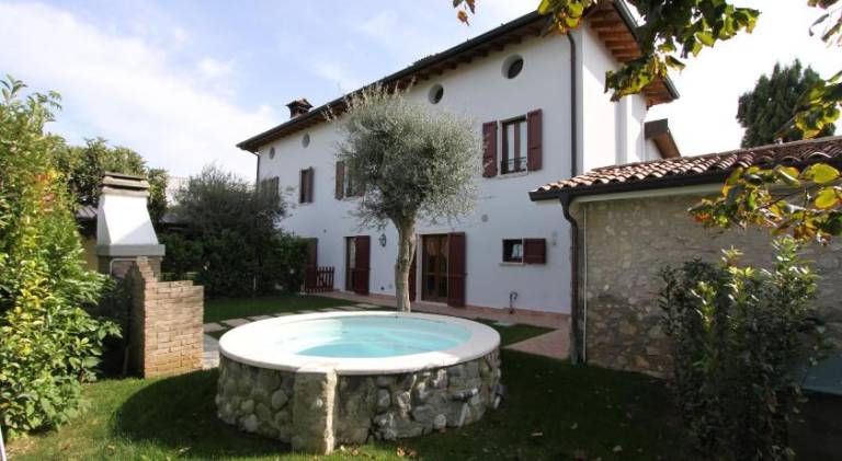 Vacation home with jacuzzi — photo 3