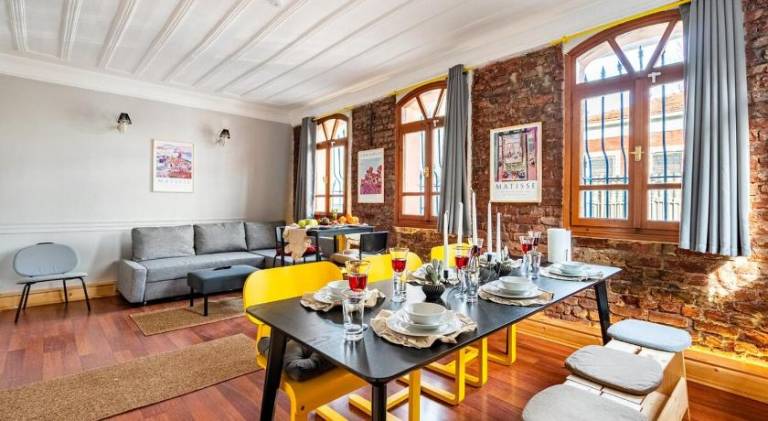 Vacation home with terrace & yard in Marmara