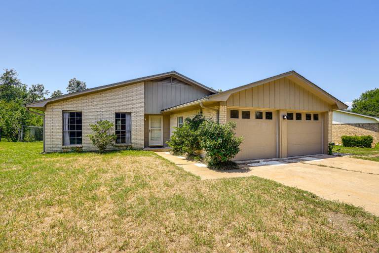 3 Mi to Dtwn Temple: Group-Ready Home w/ Yard — photo 4