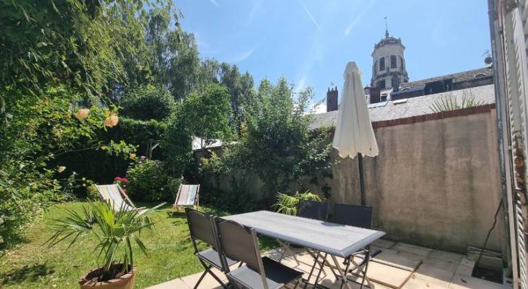 Rental apartment with yard & patio in Honfleur