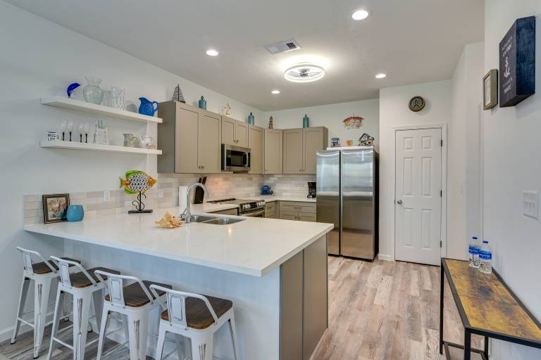 Walk to Gulf: Ocean-View Home in Crystal Beach! — photo 2