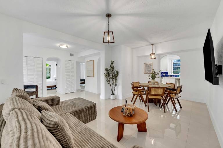 Spacious Stylish 2BR Retreat near Victoria Park