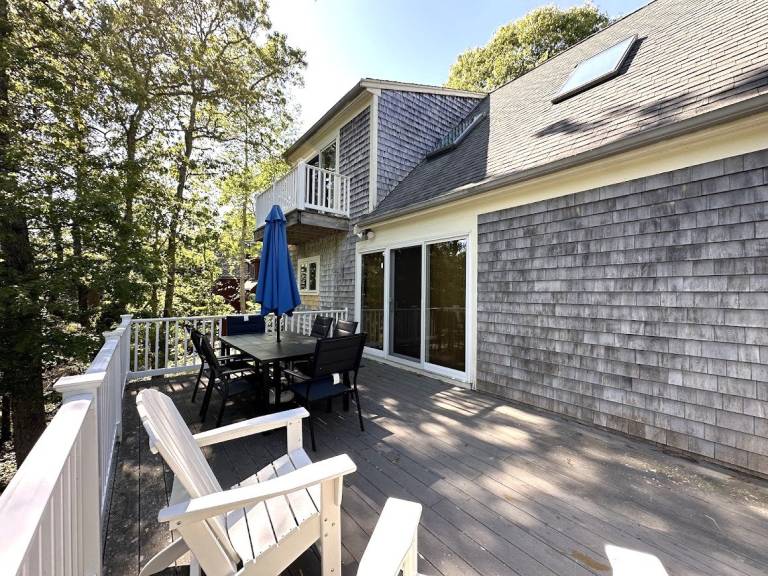 Charming Cape Cod home near Long Pond offers a quintessential vacation experience. — photo 3