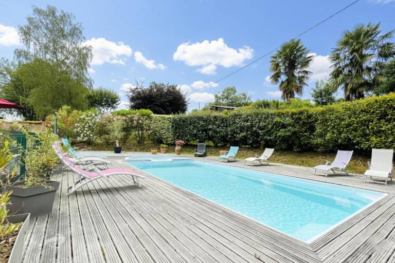 Gite with pool, yard & patio — photo 4