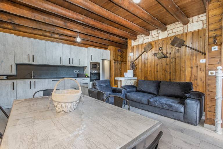 Fully equipped nice house with terrace, yard & fast internet | Mountain view | Pets allowed — photo 4