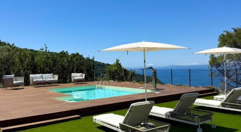 Rental apartment with yard, patio & pool in Sorrento
