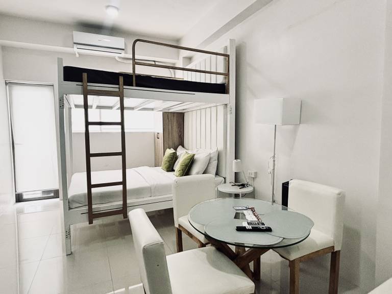 Apartment with pool & yard | City view — photo 5