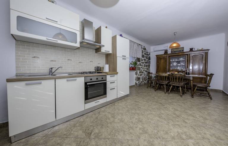 House with BBQ & yard in Rab