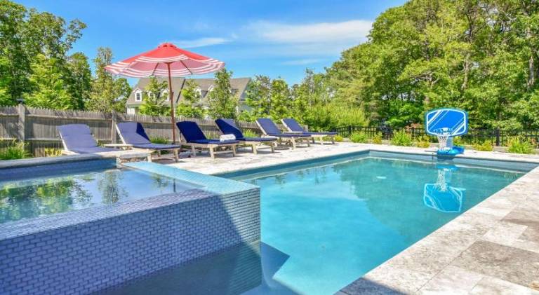 Vacation home with pool — photo 5