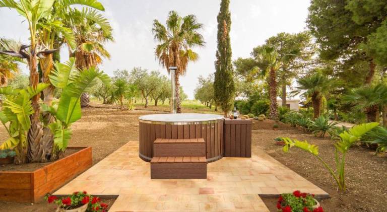 Vacation home with jacuzzi — photo 2