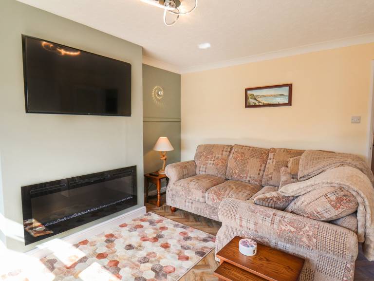 Family-friendly charming cottage with yard | Beach view | Pets allowed — photo 5