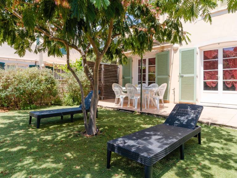 Villa with garden — photo 2