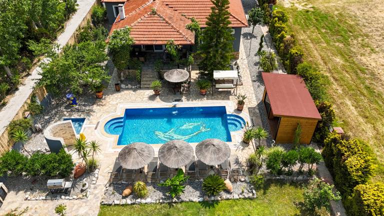 Child-friendly villa with BBQ, jacuzzi & pool | Pets are welcome — photo 4