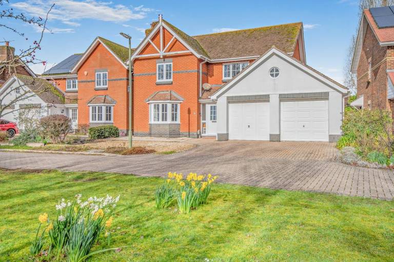 House with terrace, yard & hot tub in Lymington