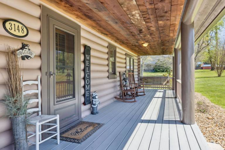 Log Haven – Cozy Wears Valley Cabin with Hot Tub, Game Room, and Flat Yard for Dogs and Kids — photo 2