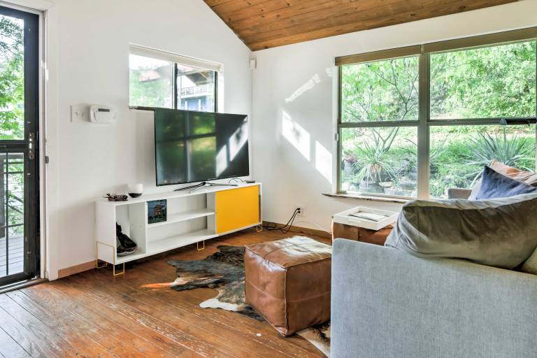 2 Mi to Dtwn: Pet-Friendly Austin Studio w/ Yard — photo 4